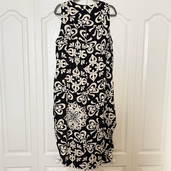 Black and White Sleeveless Dress - Picture 2 of 3